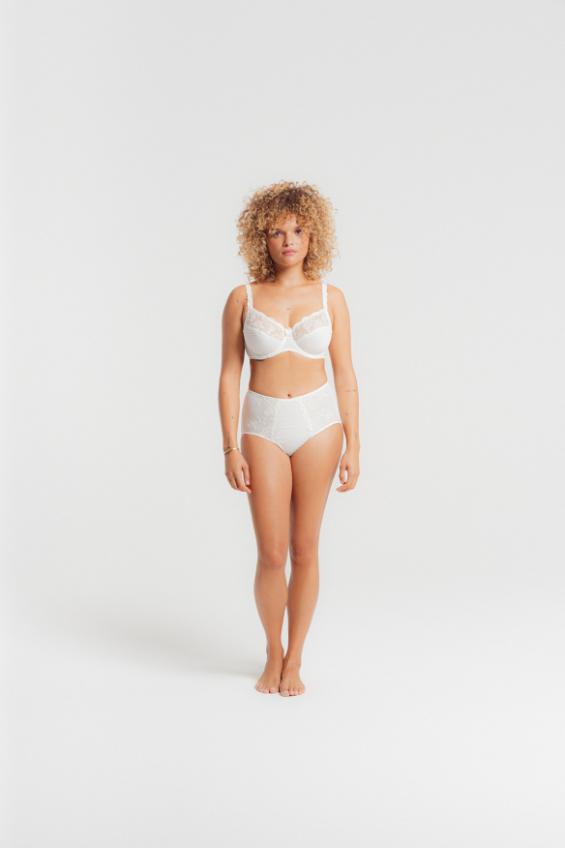 //www.esterella.nl/cdn/shop/files/16_ELISE41970_IVOIRE_LOUISABRACQ_LOOKBOOKPERMANENTS_OCT22_1022_600x600.jpg?v=1732010999