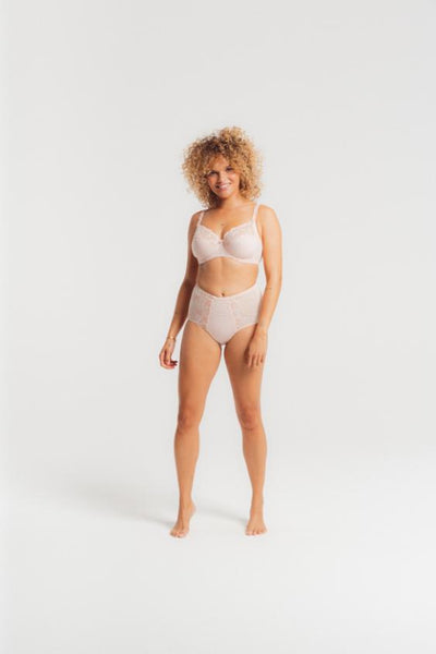 //www.esterella.nl/cdn/shop/files/31_ELISE41970_ROSE_LOUISABRACQ_LOOKBOOKPERMANENTS_OCT22_2228_600x600.jpg?v=1732011090