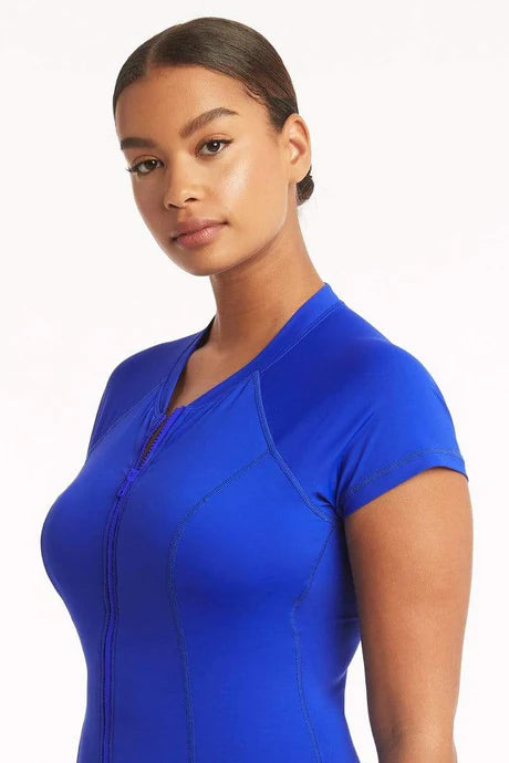 //www.esterella.nl/cdn/shop/files/essentials-cobalt-sun-safe-top-essentials-short-sleeve-multifit-rash-vest-full-zip-28618050240621_65fac92f-d742-4f65-8e18-53f38134bd1b_460x_1_600x600.webp?v=1710859965