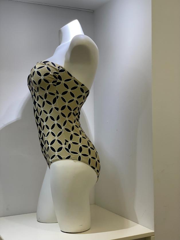 //www.esterella.nl/cdn/shop/files/image00015_d90323d3-c98f-4a46-9926-e7fbbc54dbdf_600x600.jpg?v=1733741031