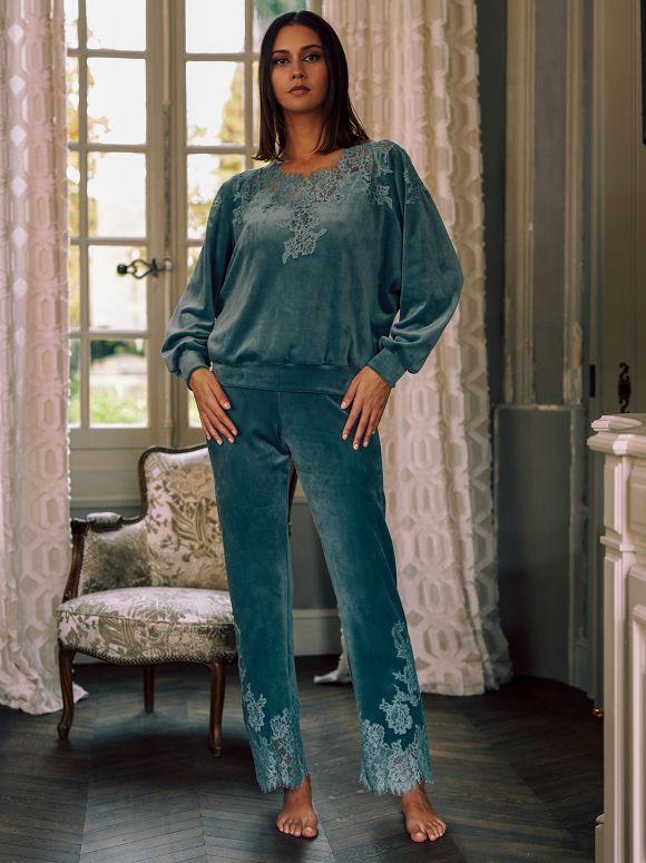 //www.esterella.nl/cdn/shop/files/ruby-velvet-pyjamas-cedre_1_600x600.jpg?v=1697964648