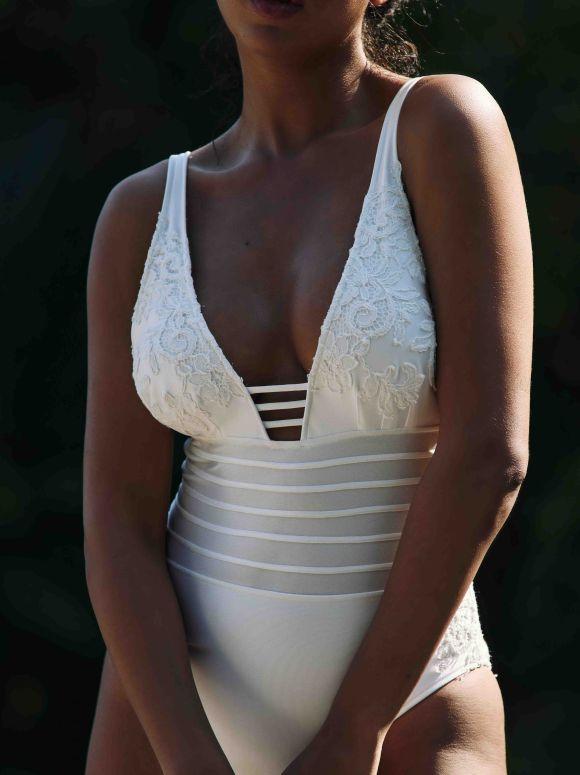 //www.esterella.nl/cdn/shop/files/tori-naturel-one-piece-swimsuit_600x600.jpg?v=1711129457