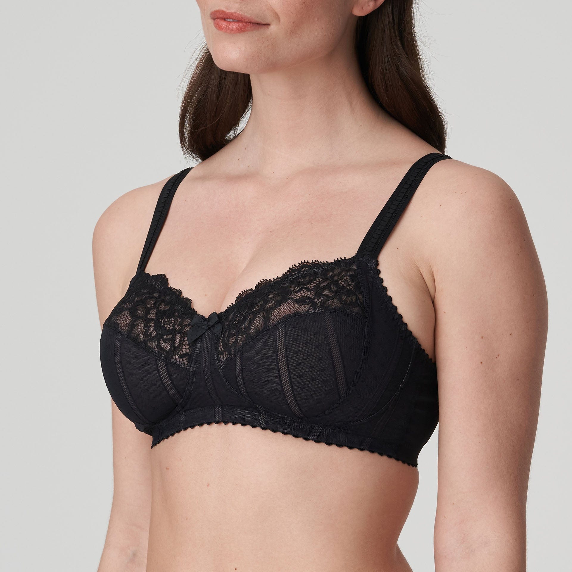 //www.esterella.nl/cdn/shop/products/CoutureBhzonderbeugel0162584Zwart__2_600x600.jpeg?v=1649769488