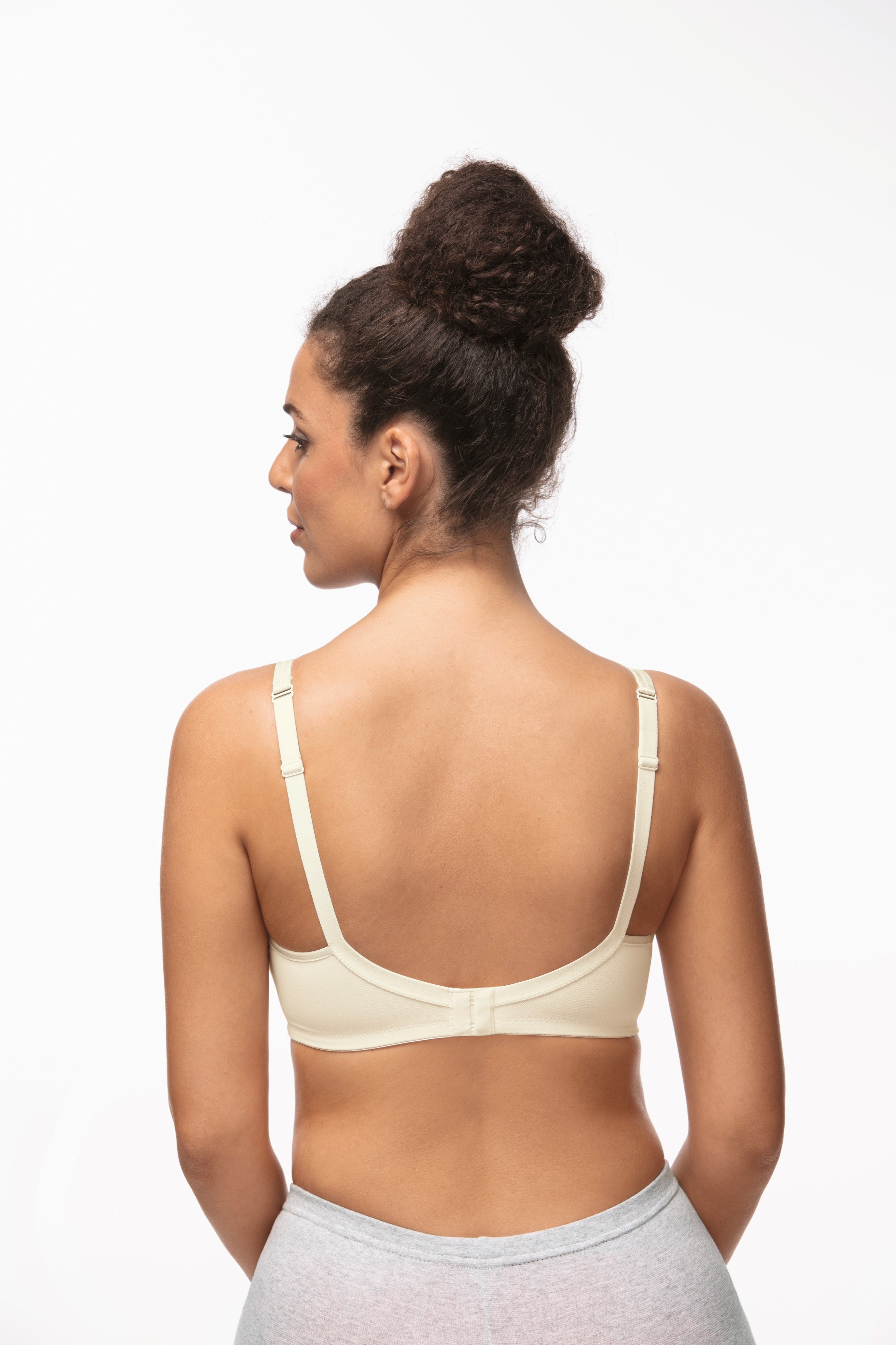 //www.esterella.nl/cdn/shop/products/MaraVoorgevormdeProtheseBhMaraSBOffwhite__2_600x600.jpeg?v=1680359634