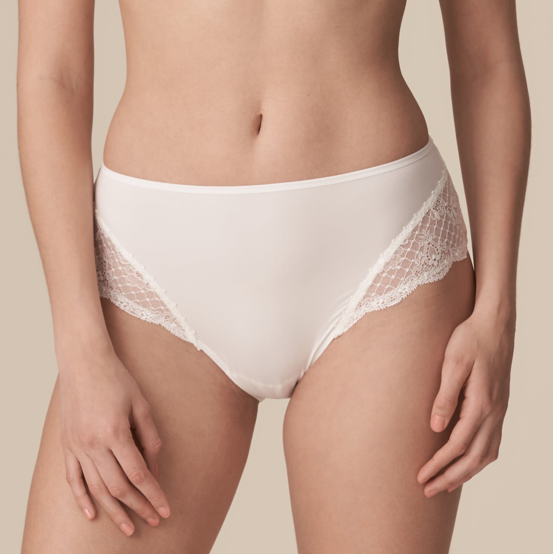 //www.esterella.nl/cdn/shop/products/PearlTailleSlip0502121Natuur__2_600x600.jpeg?v=1642037389