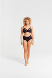 //www.esterella.nl/cdn/shop/files/25_ELISE41970_NOIR_LOUISABRACQ_LOOKBOOKPERMANENTS_OCT22_1685_compact.jpg