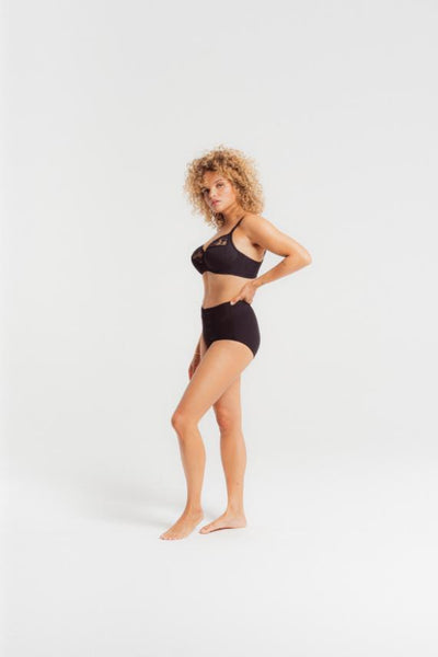 //www.esterella.nl/cdn/shop/files/25_ELISE41970_NOIR_LOUISABRACQ_LOOKBOOKPERMANENTS_OCT22_1707_600x600.jpg?v=1732011061