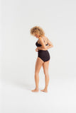 //www.esterella.nl/cdn/shop/files/25_ELISE41970_NOIR_LOUISABRACQ_LOOKBOOKPERMANENTS_OCT22_1713_compact.jpg