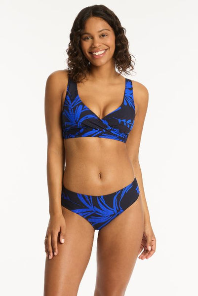 //www.esterella.nl/cdn/shop/files/S119-SL3110TWCROSSFRONTMULTIFITBRATOPNIGHTSKYSL4015TWMIDBIKINIPANTNIGHTSKY-23509-Bond-Eye-Sealevel-D2-0416_FLC_600x600.jpg?v=1710858597