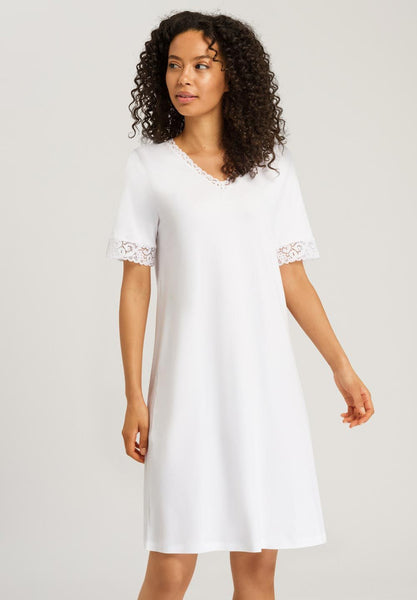 //www.esterella.nl/cdn/shop/files/hanro_232_w_momentsnw_sslvnightdress100cm_077040_070101_040_600x600.jpg?v=1692001688